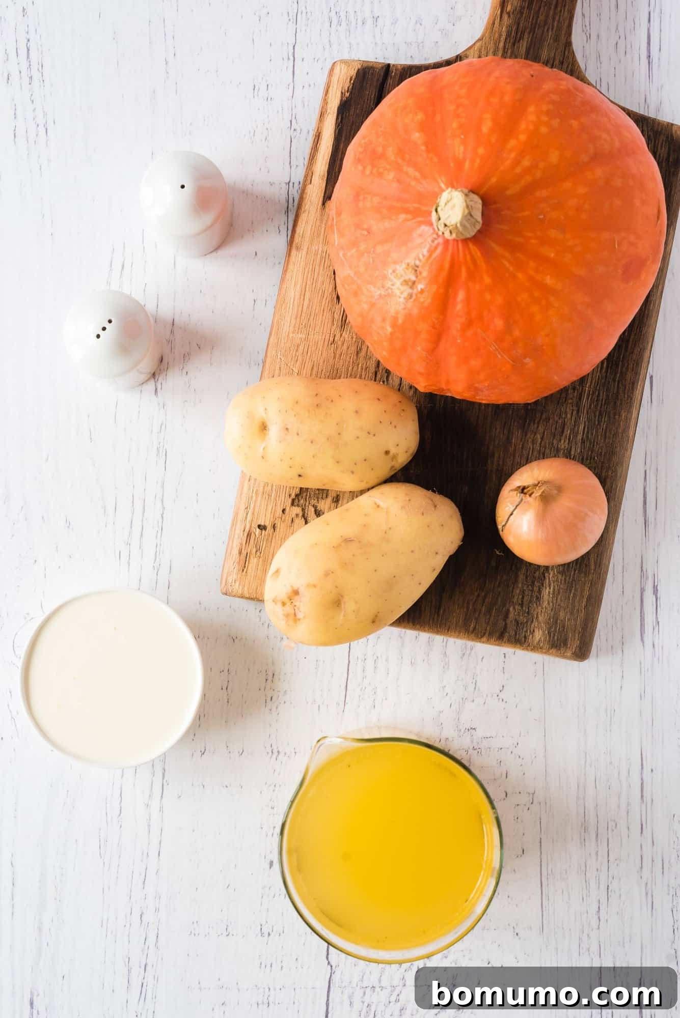 Ingredients needed for crockpot pumpkin soup.