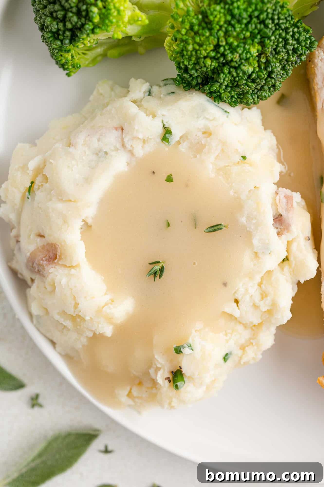 Mashed potatoes with gravy.