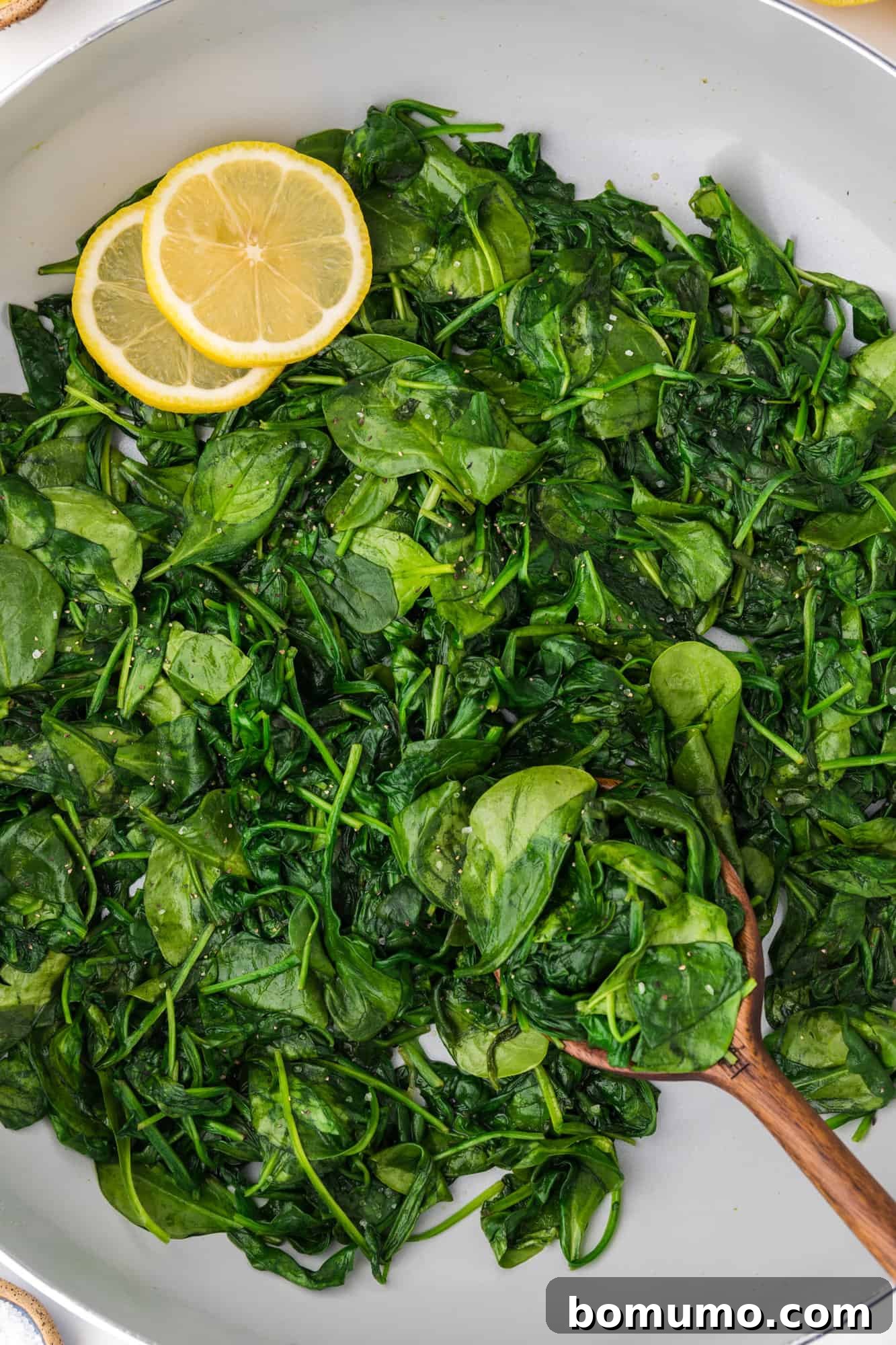 Pan-Seared Spinach Sensation 3 A vibrant bowl of fresh, clean spinach leaves, ready for cooking, highlighting their deep green color.